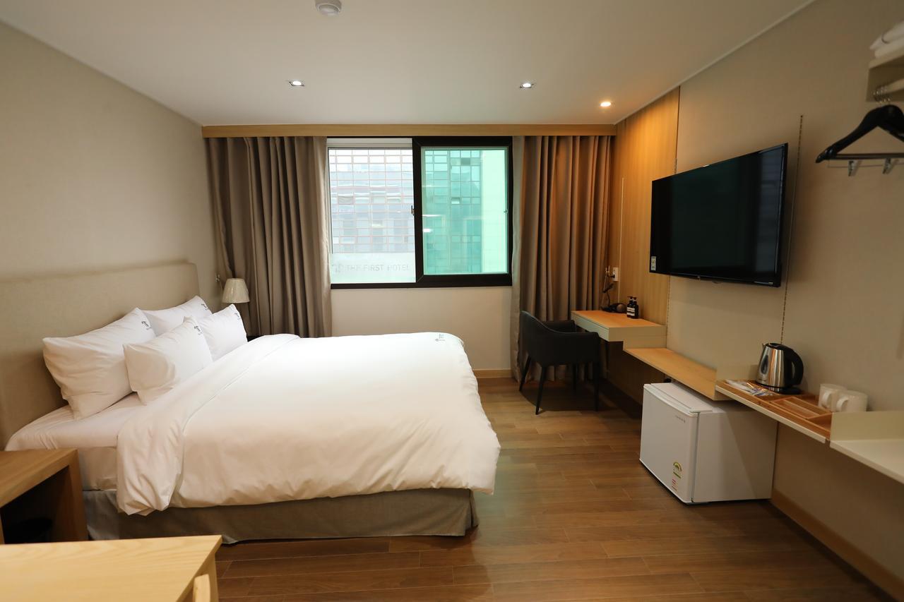 The First Hotel Changwon Exterior foto