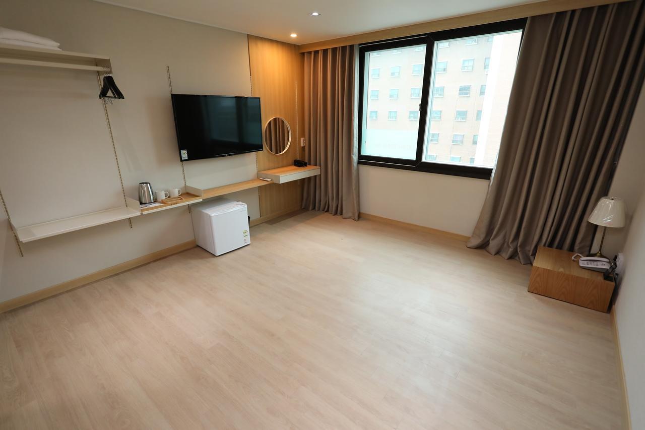 The First Hotel Changwon Exterior foto